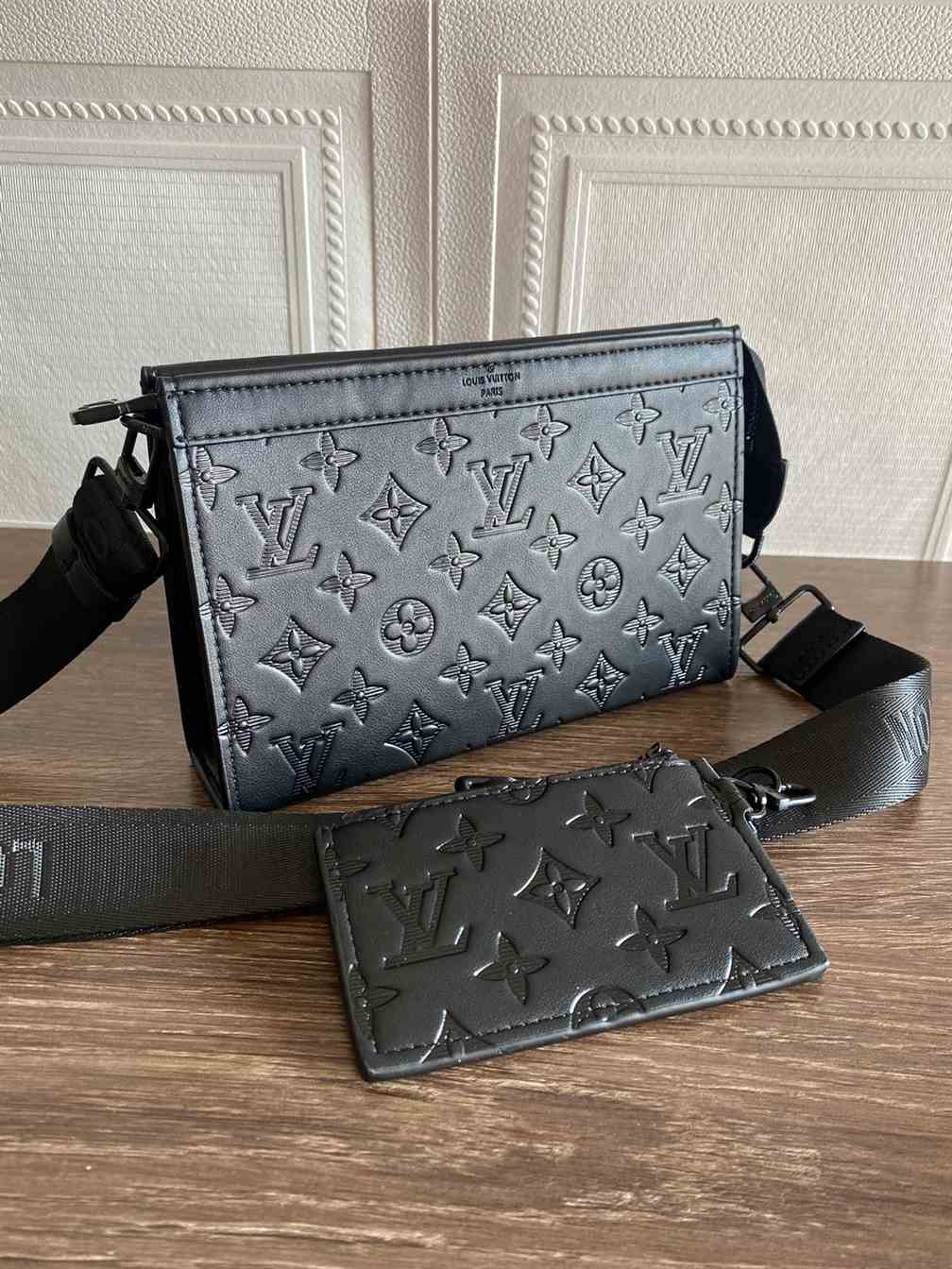 Louis Vuitton GASTON WEARABLE WALLET replica