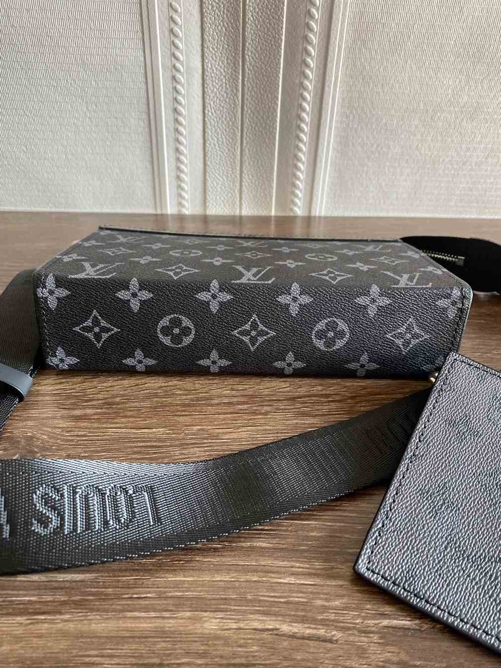 Louis Vuitton GASTON WEARABLE WALLET replica